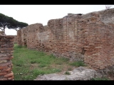 04951 ostia - regio i - insula xvii - caseggiato con fornace (i,xvii,1) - ostseite - 2. raum von norden - nordwand - 09-2023.jpg